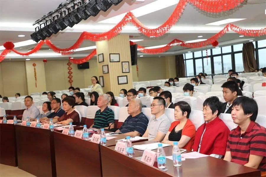 2摊贩疑因价格吵架，当街互扔草莓散落一地，路人：扔了10几分钟